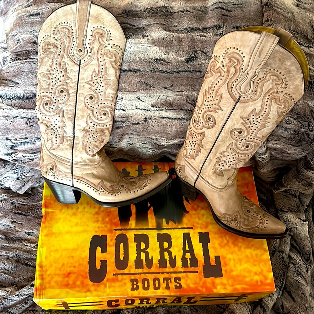 Corral Cowboy Boots, Bone with Studs, excellent condition, size 9.5